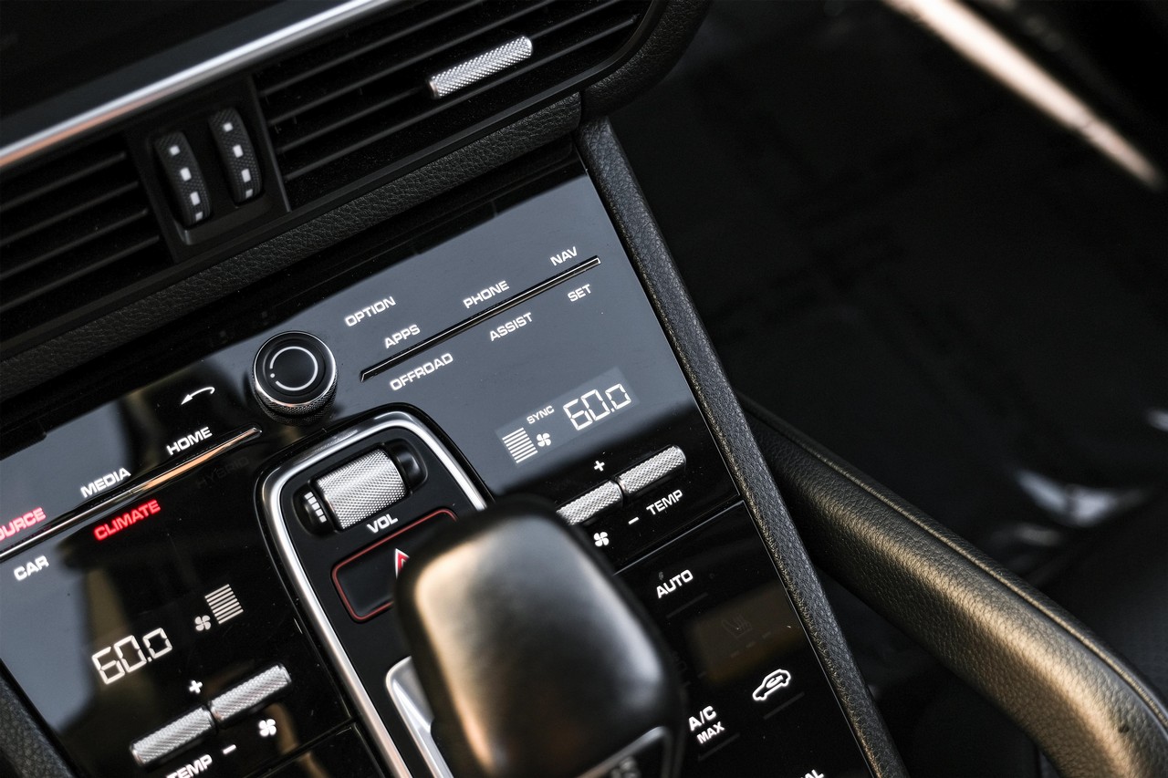 Porsche Cayenne Vehicle Main Gallery Image 27