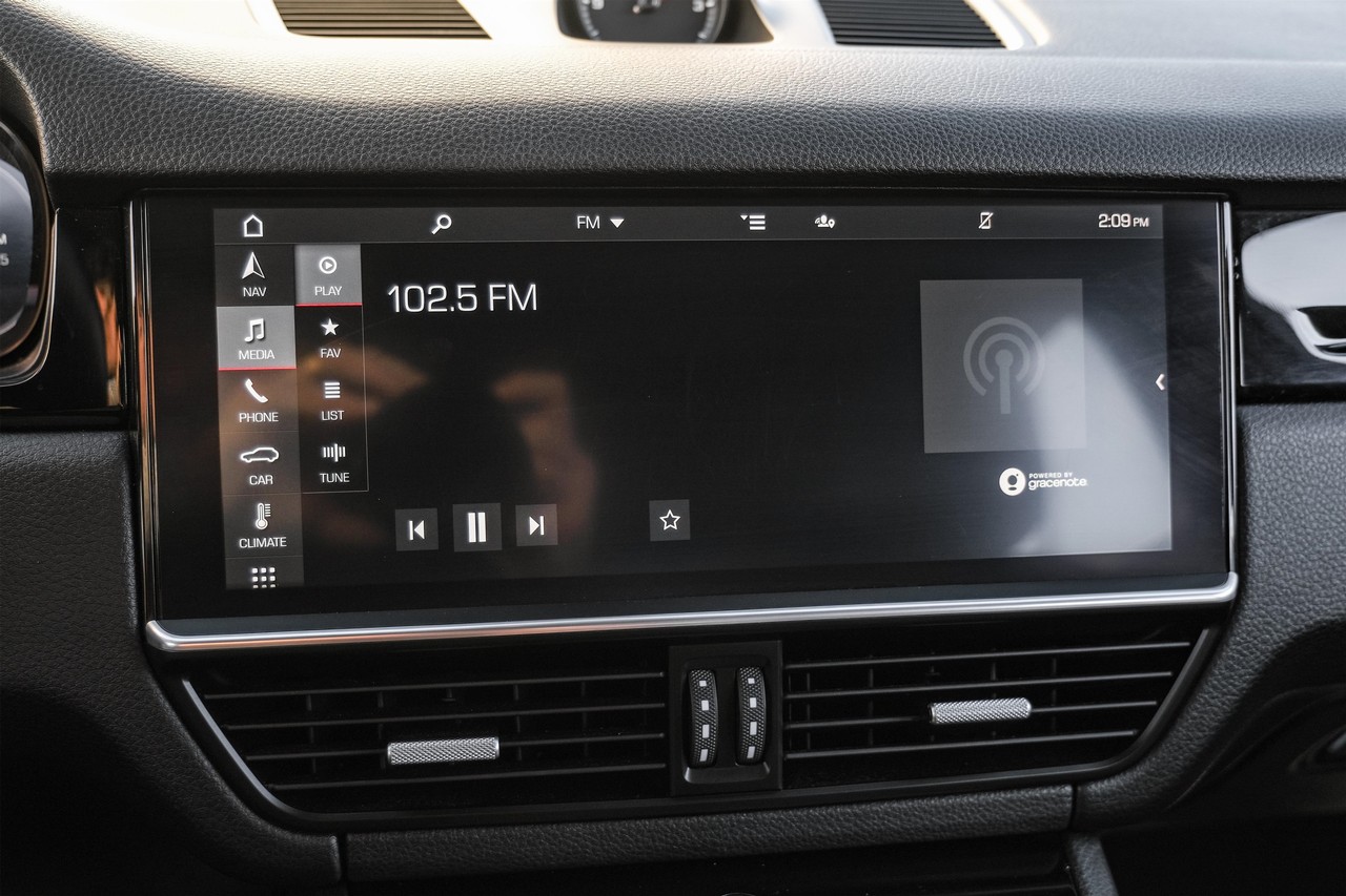 Porsche Cayenne Vehicle Main Gallery Image 29