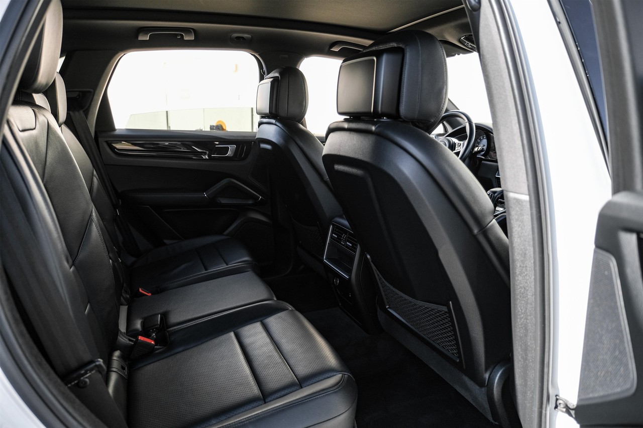 Porsche Cayenne Vehicle Main Gallery Image 36