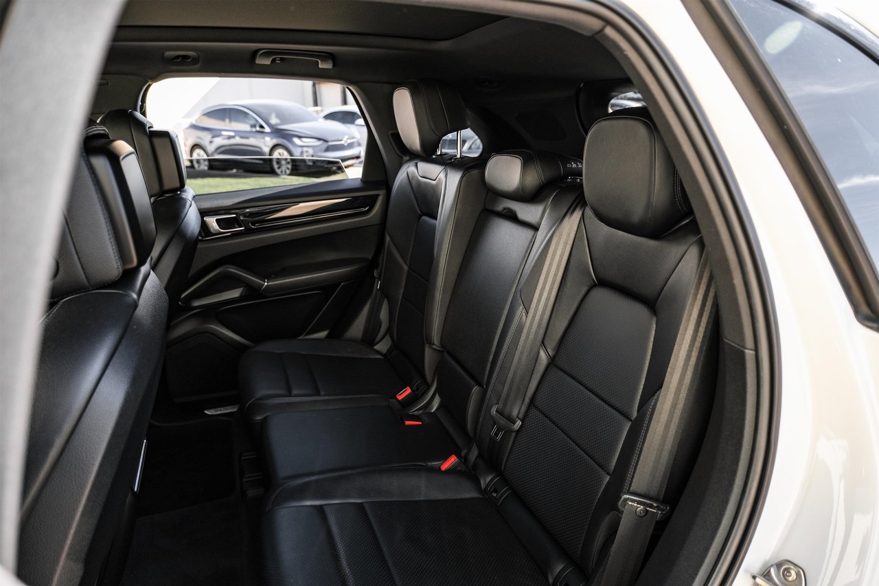 Porsche Cayenne Vehicle Main Gallery Image 38
