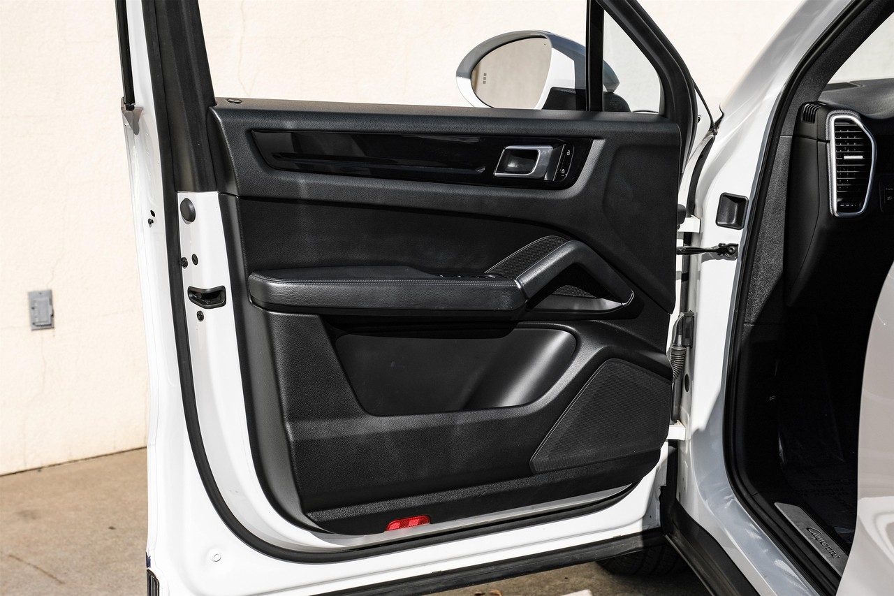 Porsche Cayenne Vehicle Main Gallery Image 41