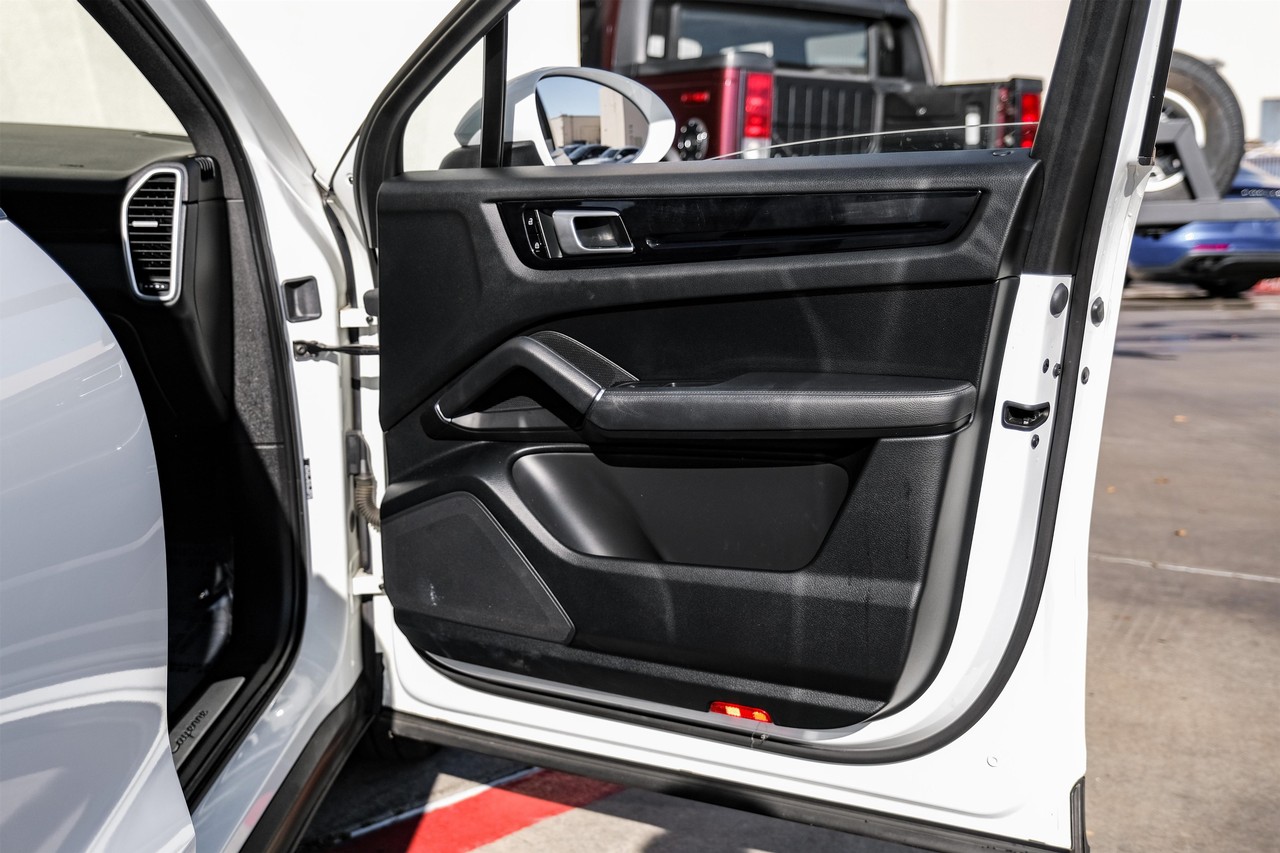 Porsche Cayenne Vehicle Main Gallery Image 43