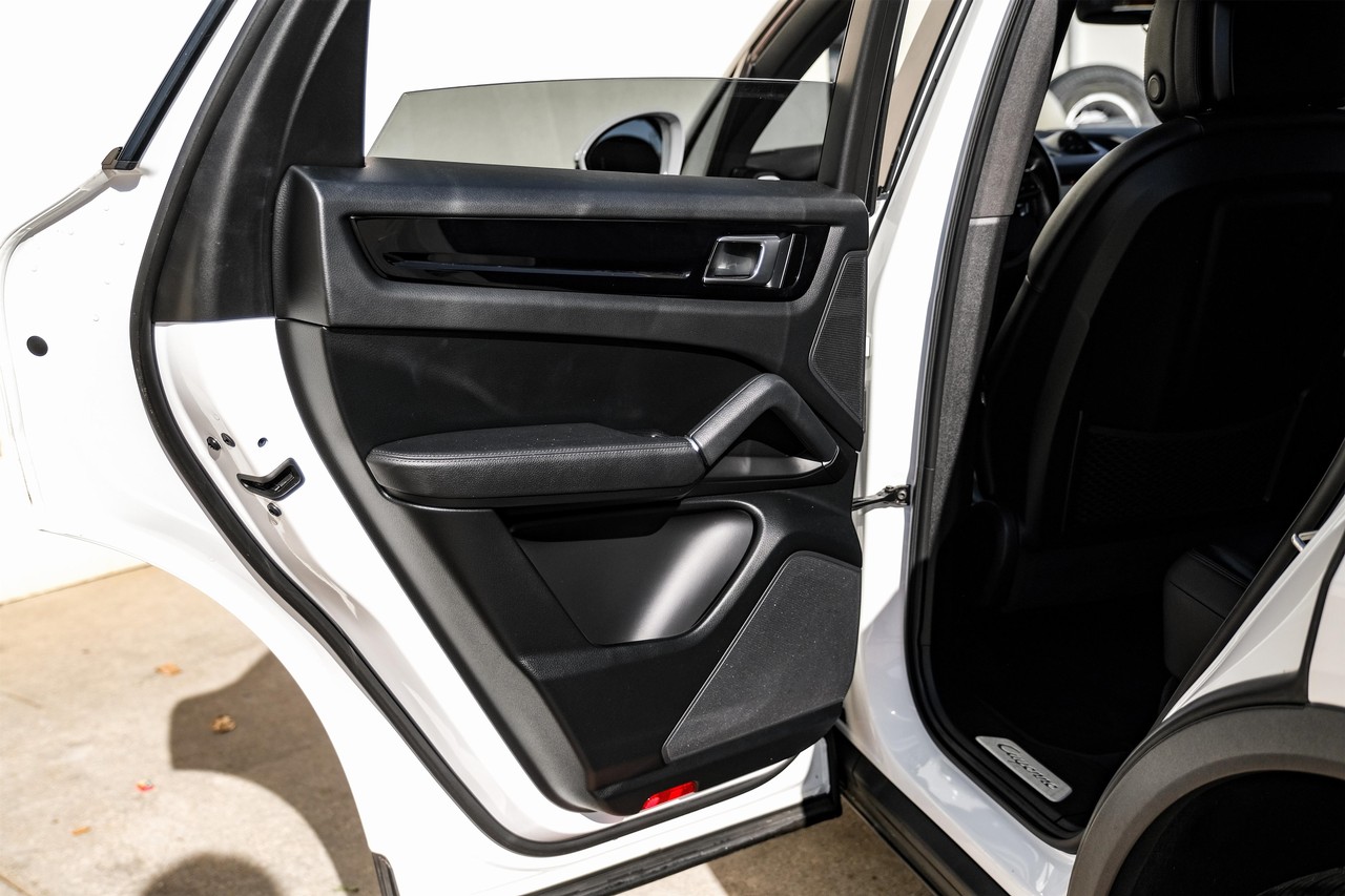 Porsche Cayenne Vehicle Main Gallery Image 44