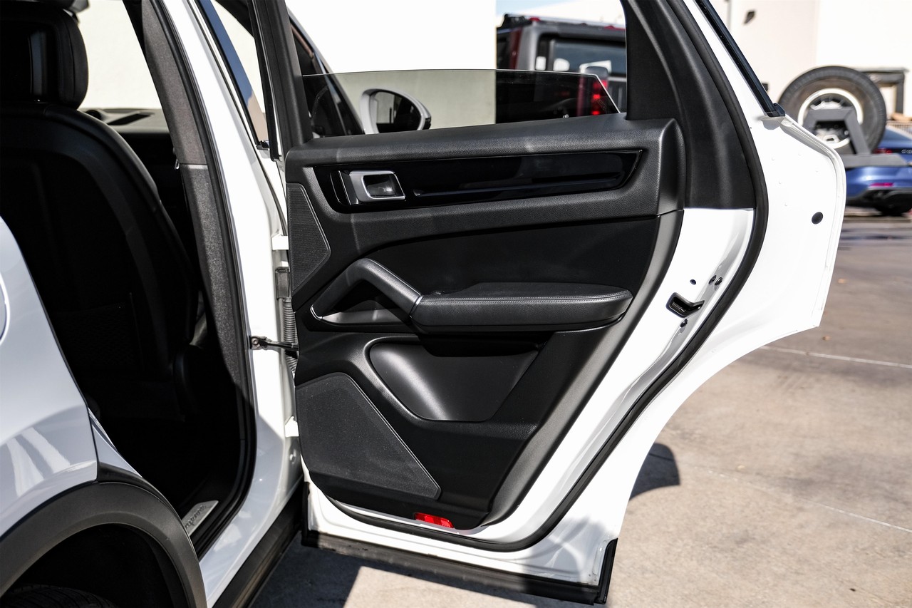 Porsche Cayenne Vehicle Main Gallery Image 45