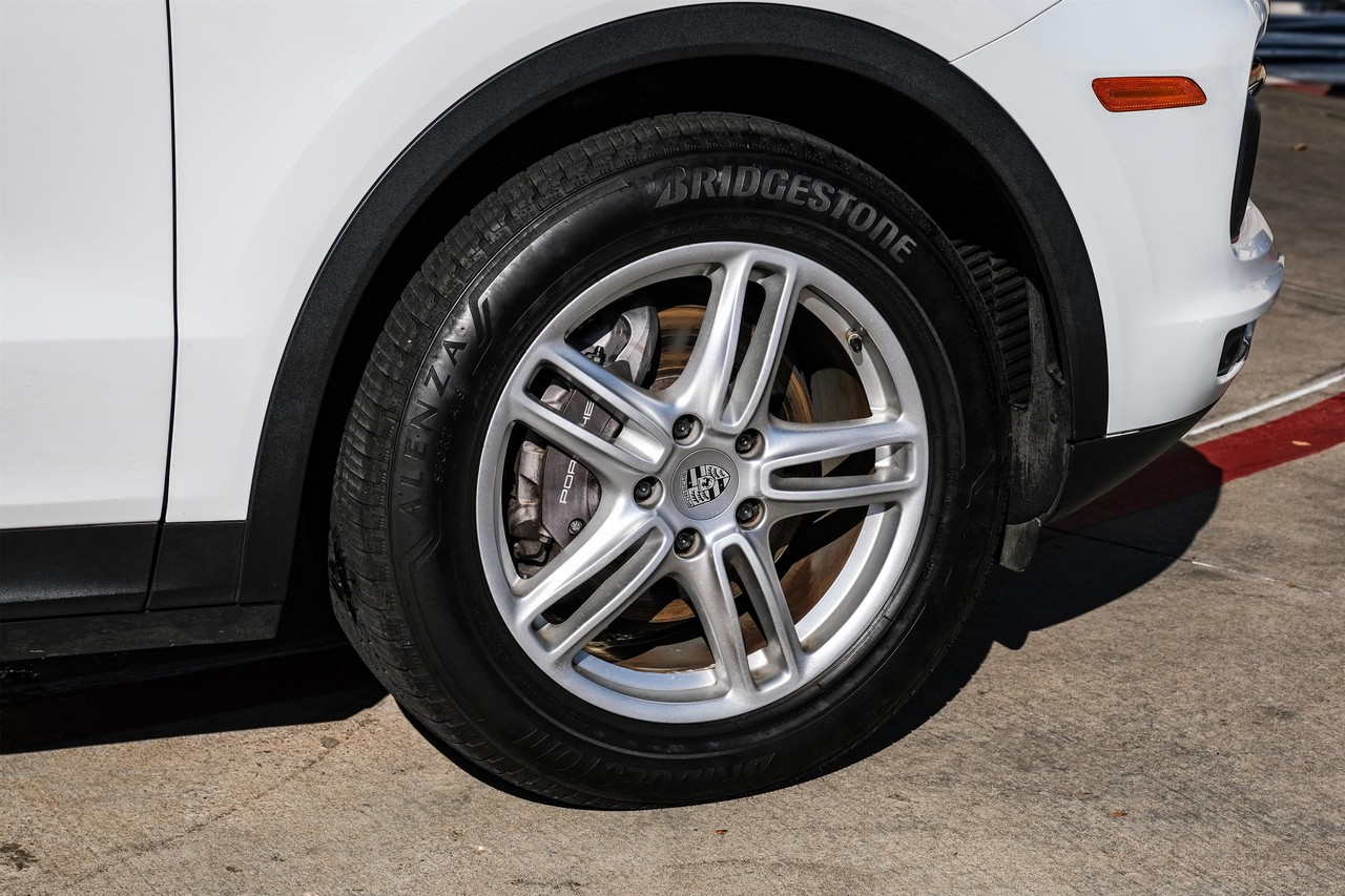 Porsche Cayenne Vehicle Main Gallery Image 52