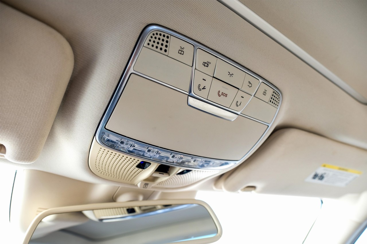 Mercedes-Benz S-Class Vehicle Main Gallery Image 24