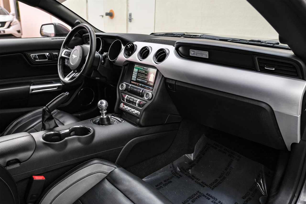 Ford Mustang Vehicle Main Gallery Image 12