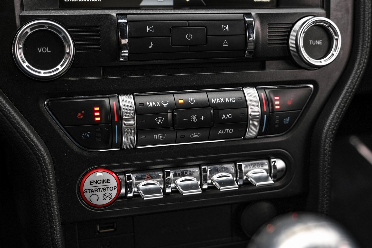 Ford Mustang Vehicle Main Gallery Image 25