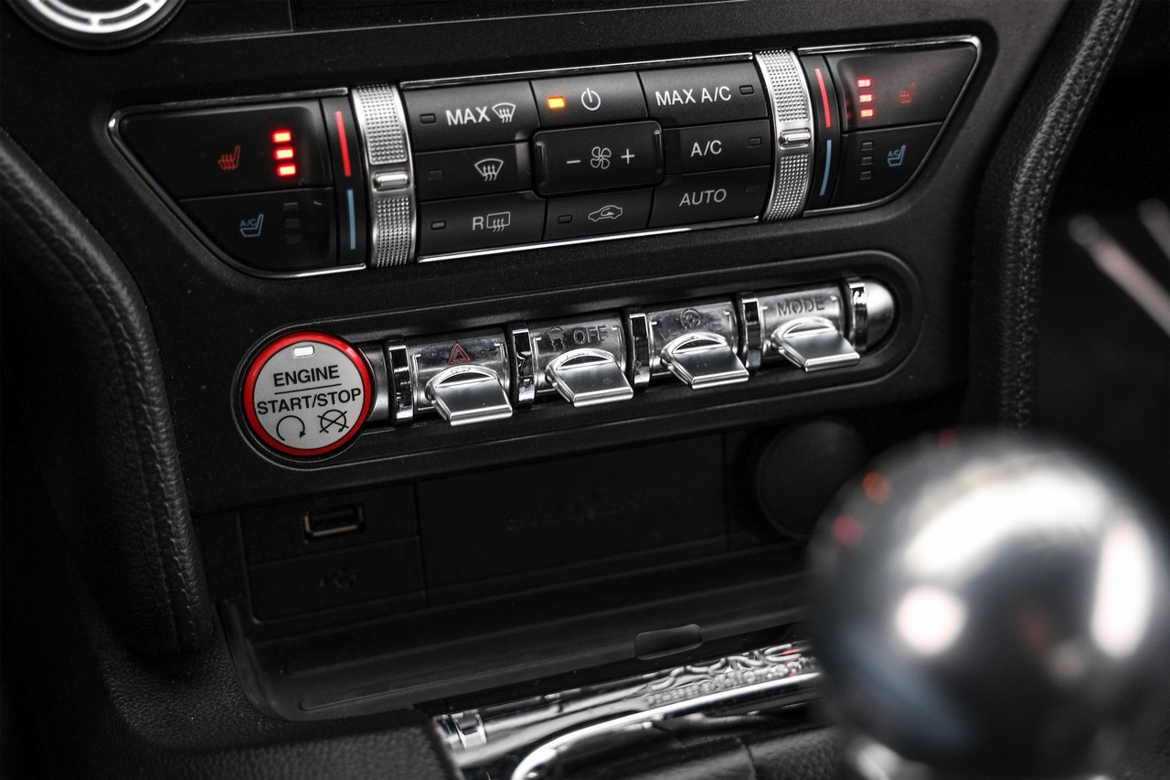 Ford Mustang Vehicle Main Gallery Image 26