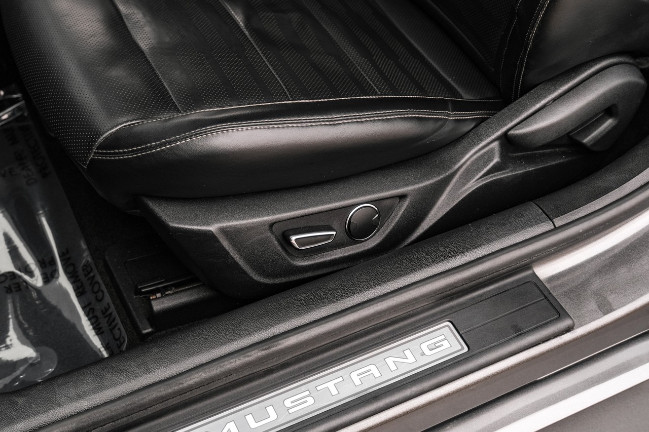 Ford Mustang Vehicle Main Gallery Image 32