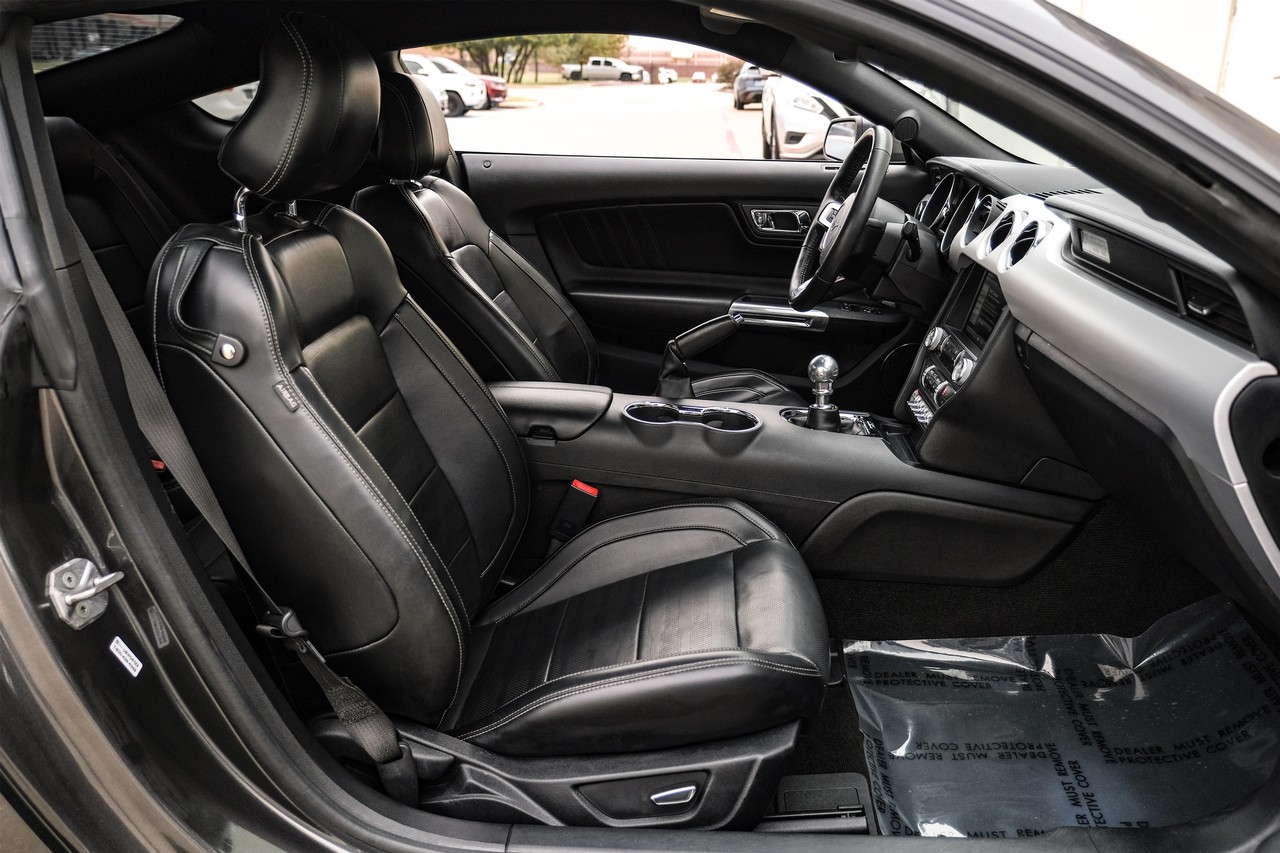 Ford Mustang Vehicle Main Gallery Image 33