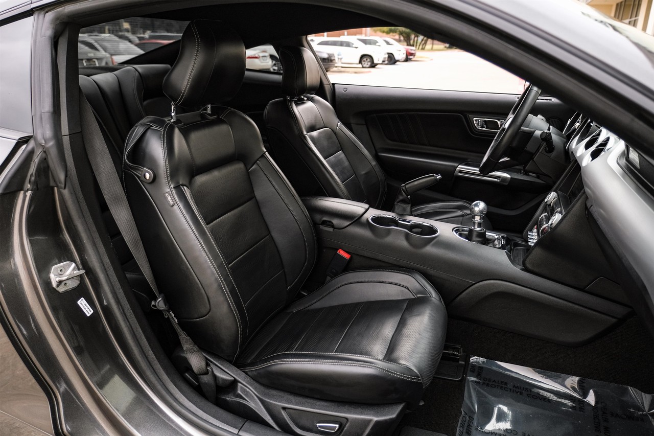 Ford Mustang Vehicle Main Gallery Image 34