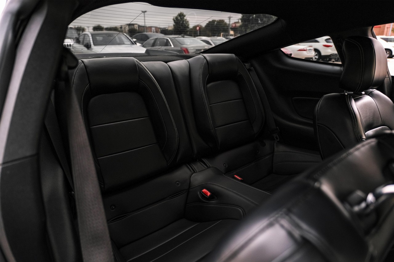 Ford Mustang Vehicle Main Gallery Image 35