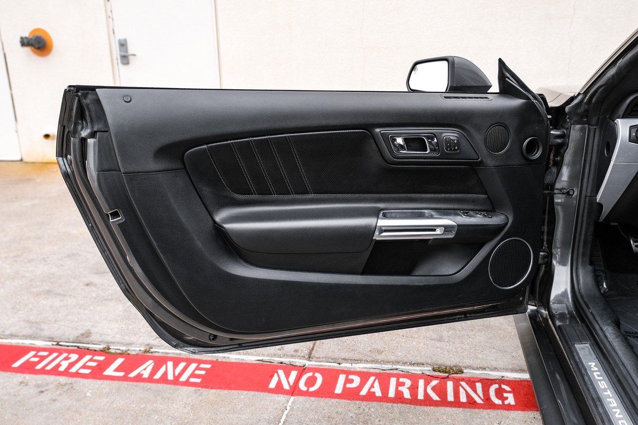 Ford Mustang Vehicle Main Gallery Image 38