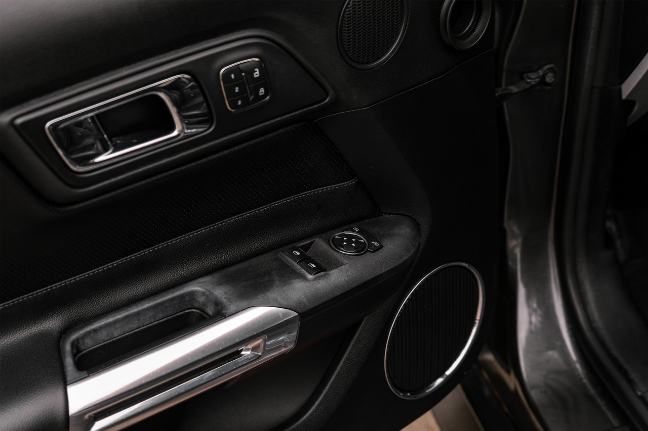 Ford Mustang Vehicle Main Gallery Image 39