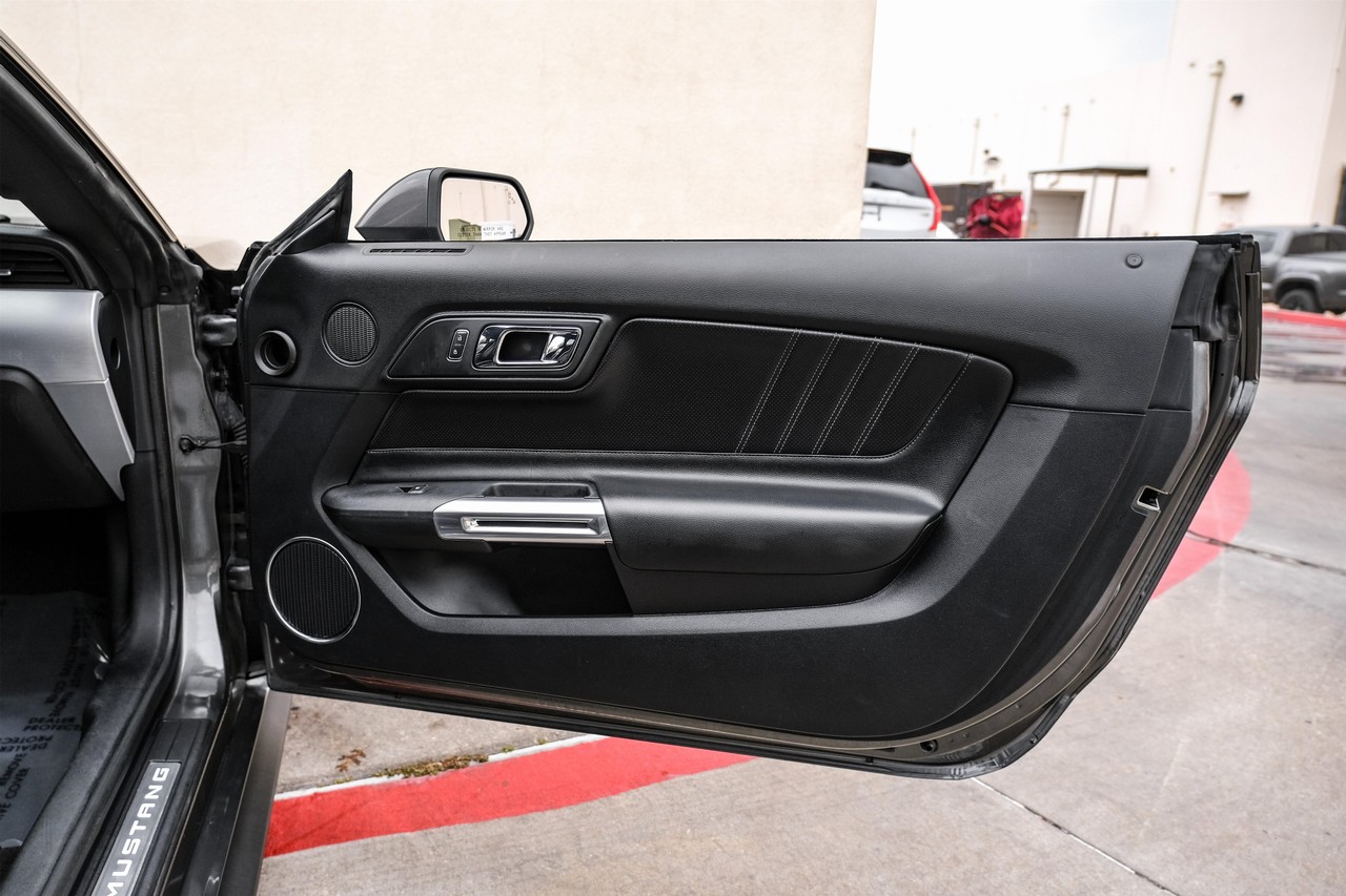 Ford Mustang Vehicle Main Gallery Image 40