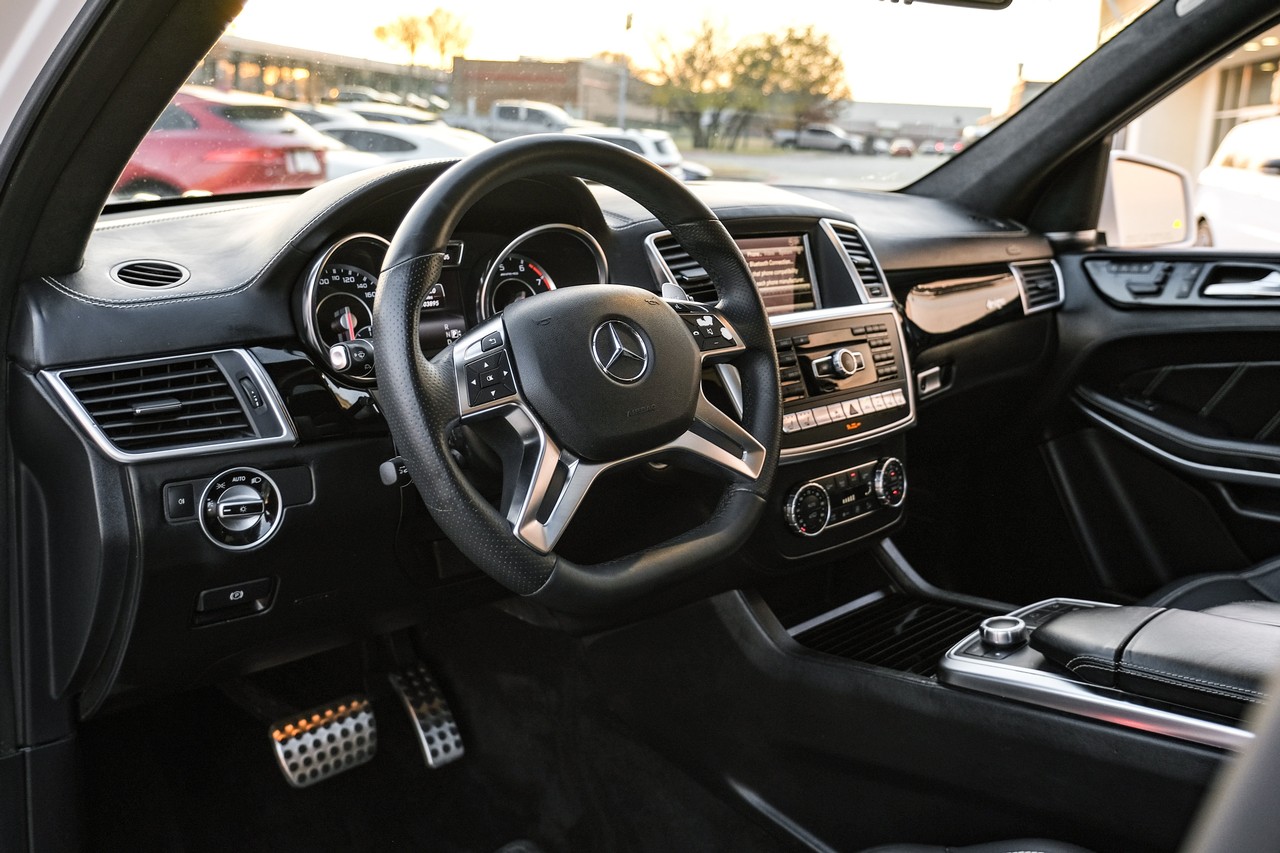 Mercedes-Benz GL-Class Vehicle Main Gallery Image 03