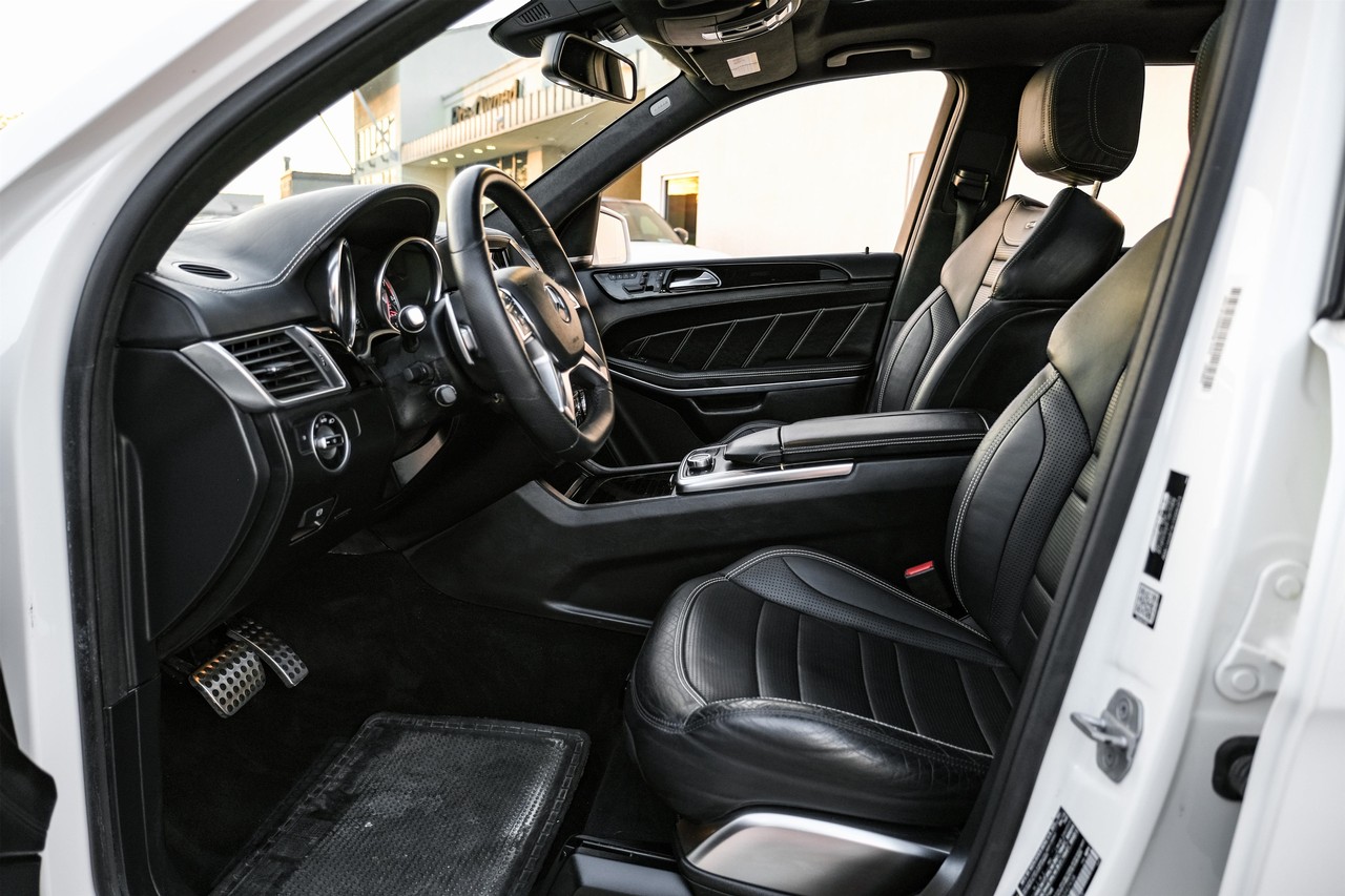 Mercedes-Benz GL-Class Vehicle Main Gallery Image 04