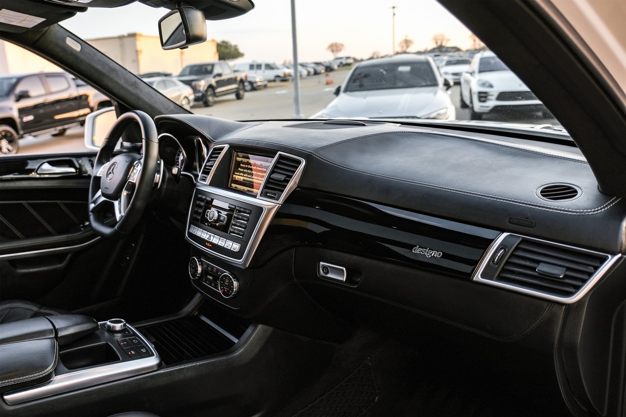 Mercedes-Benz GL-Class Vehicle Main Gallery Image 13