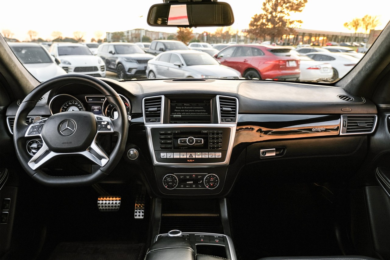 Mercedes-Benz GL-Class Vehicle Main Gallery Image 15