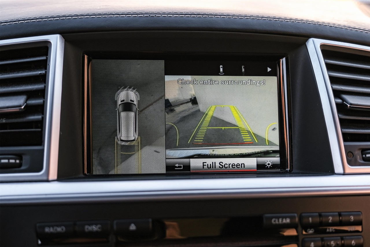 Mercedes-Benz GL-Class Vehicle Main Gallery Image 23