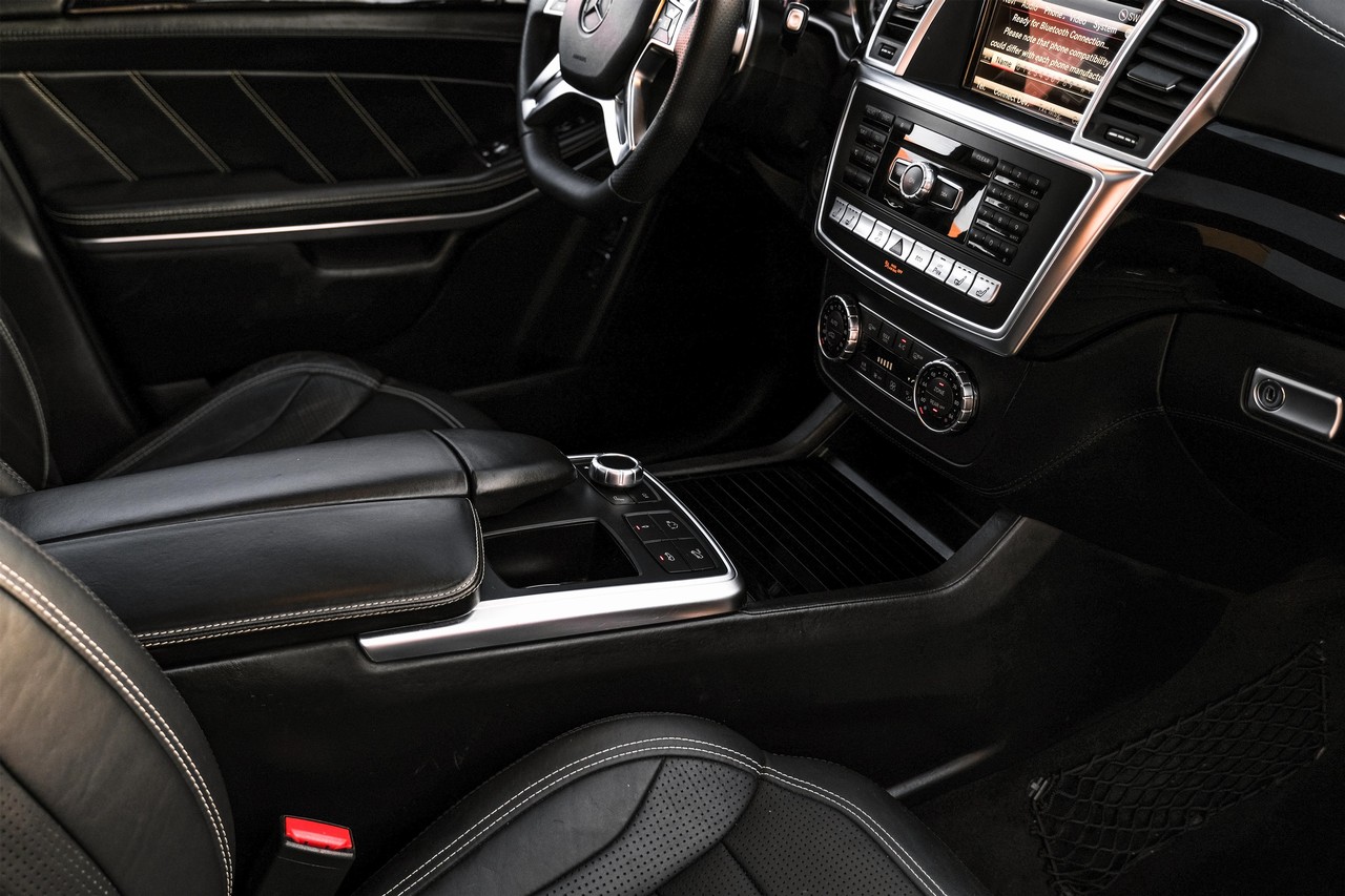 Mercedes-Benz GL-Class Vehicle Main Gallery Image 24