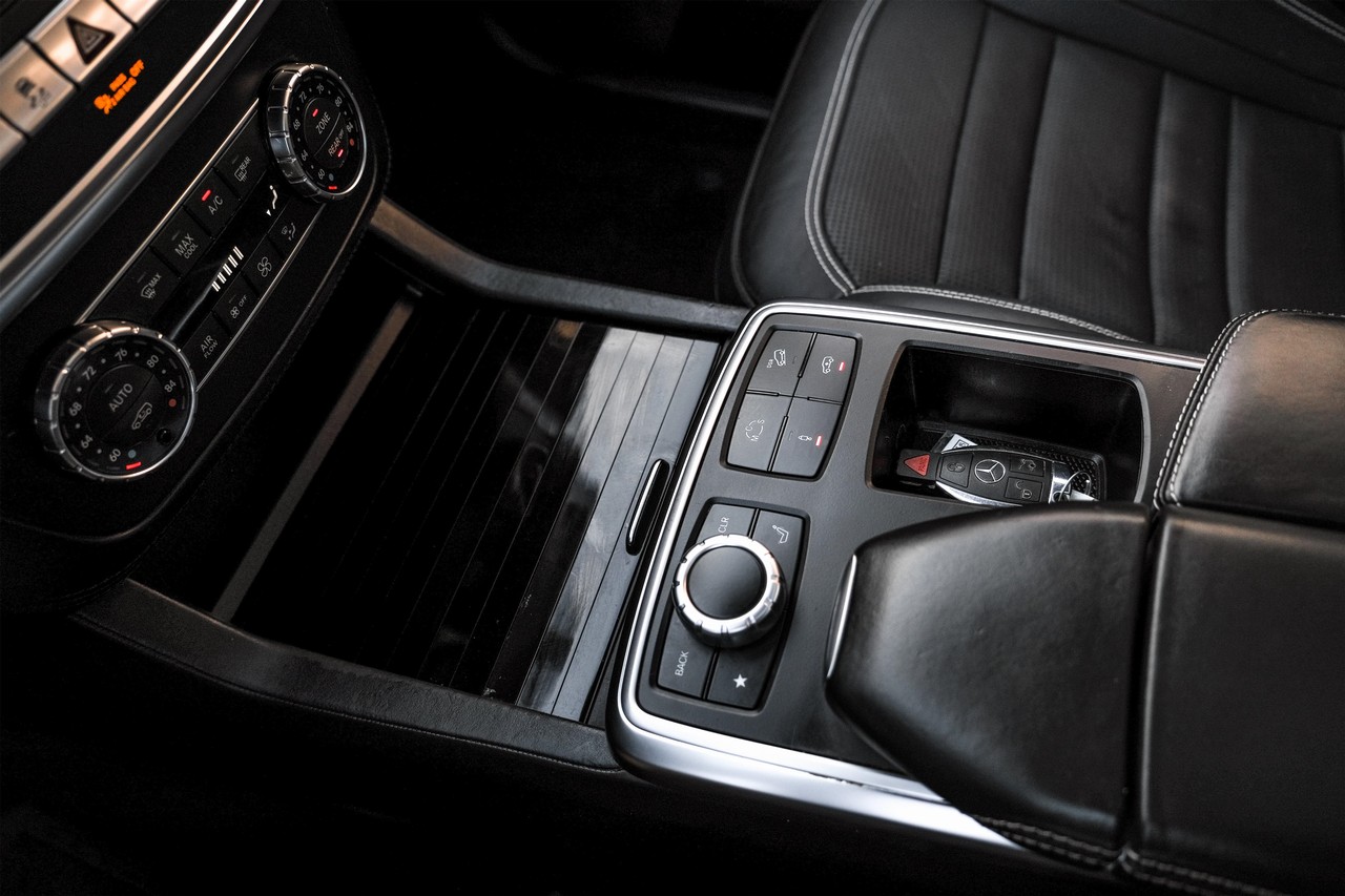 Mercedes-Benz GL-Class Vehicle Main Gallery Image 26