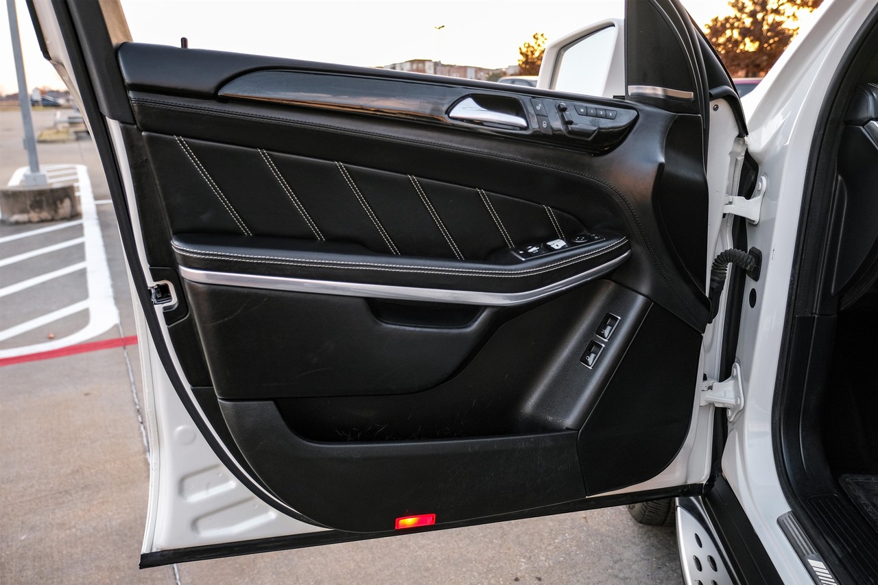 Mercedes-Benz GL-Class Vehicle Main Gallery Image 41