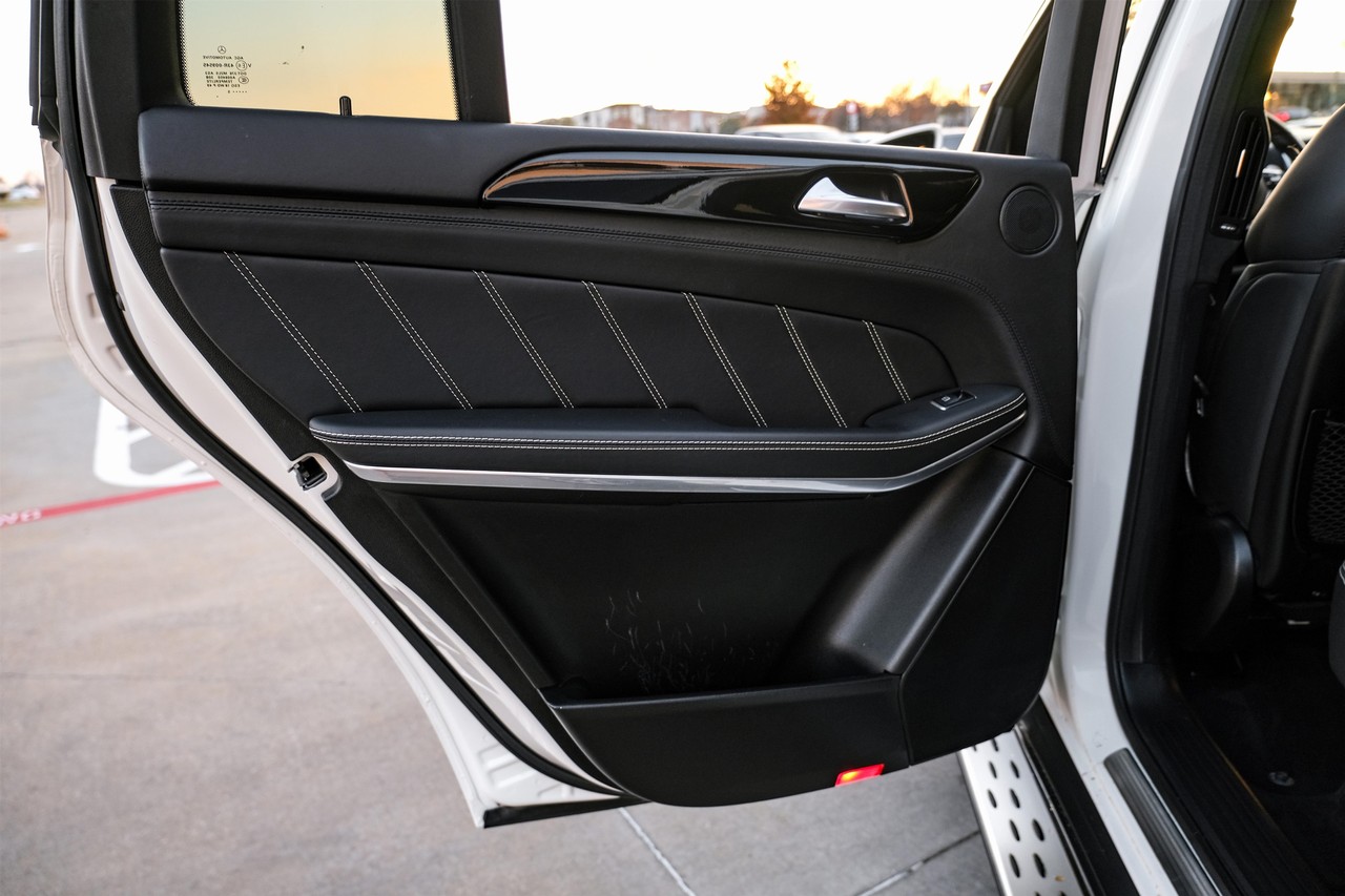 Mercedes-Benz GL-Class Vehicle Main Gallery Image 44