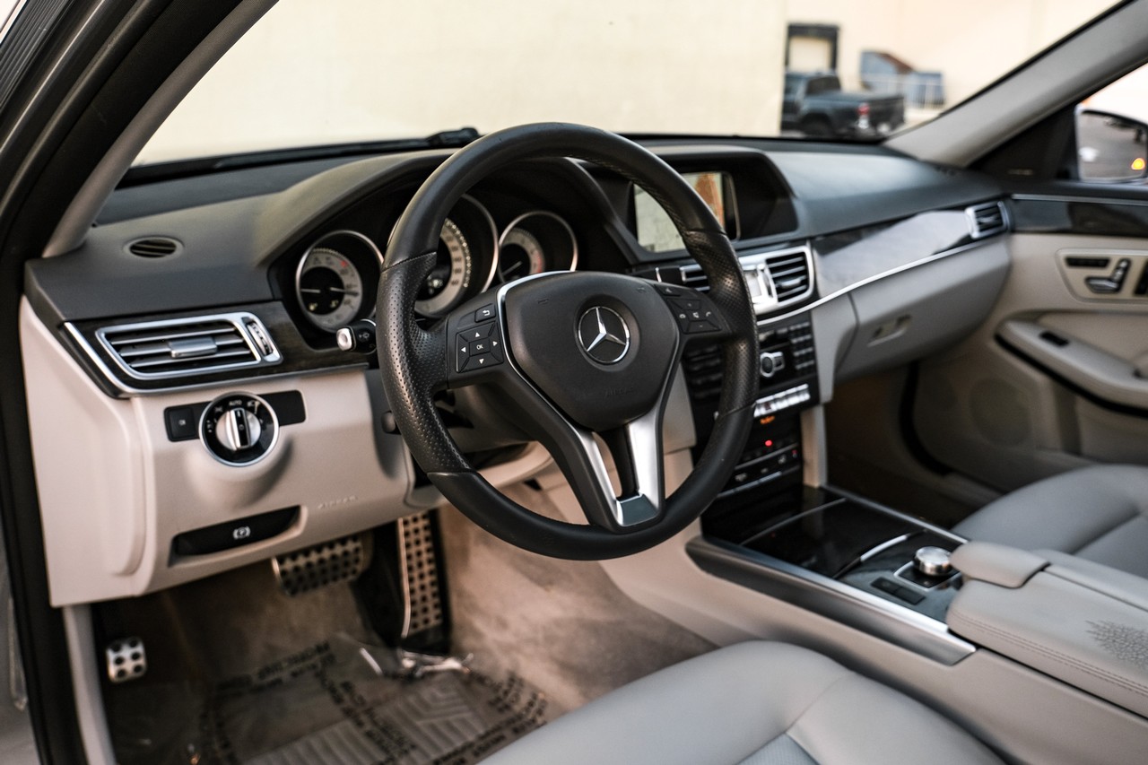 Mercedes-Benz E-Class Vehicle Main Gallery Image 03