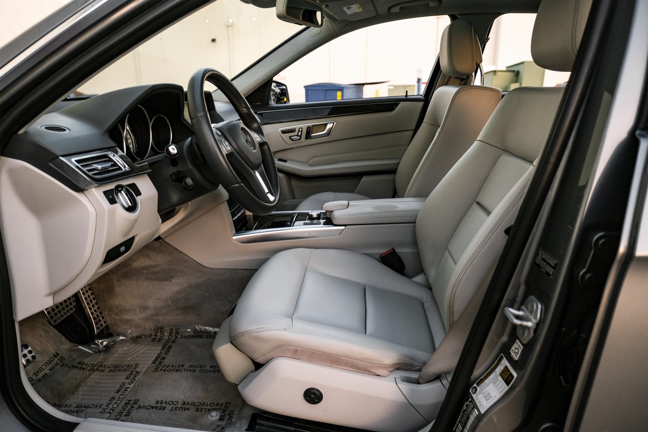 Mercedes-Benz E-Class Vehicle Main Gallery Image 04