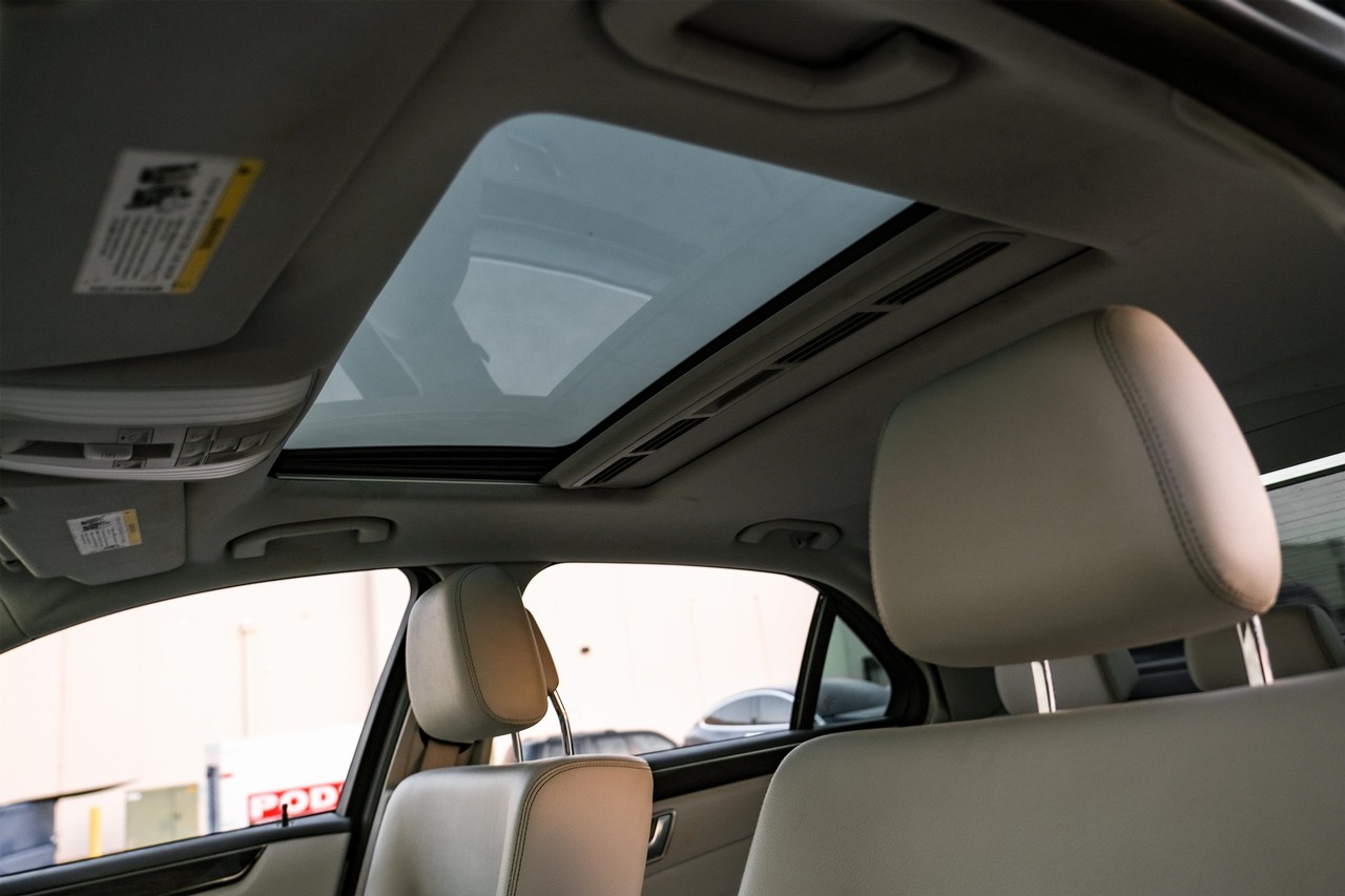 Mercedes-Benz E-Class Vehicle Main Gallery Image 05