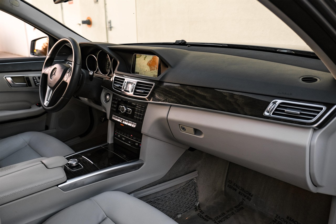 Mercedes-Benz E-Class Vehicle Main Gallery Image 13