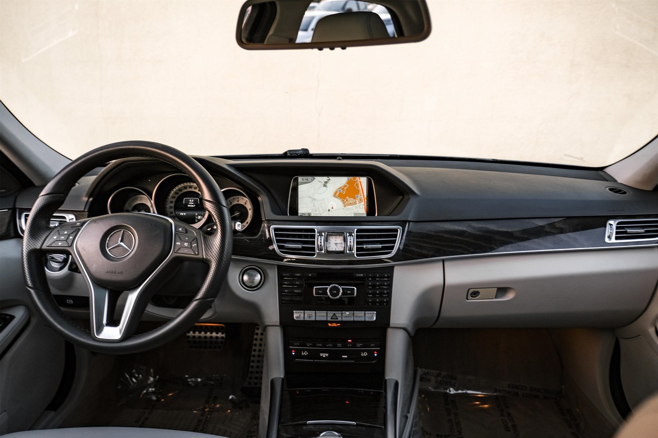 Mercedes-Benz E-Class Vehicle Main Gallery Image 15