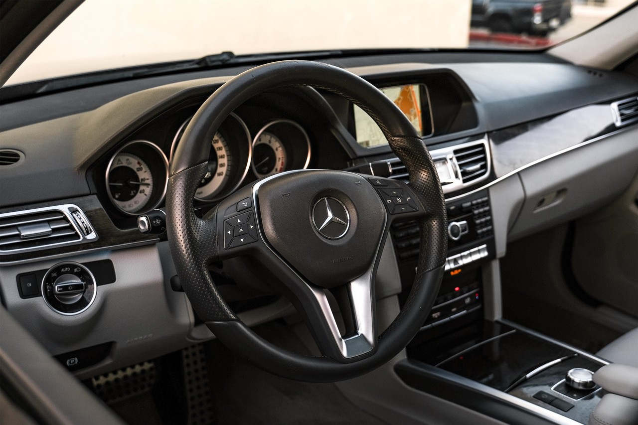 Mercedes-Benz E-Class Vehicle Main Gallery Image 16