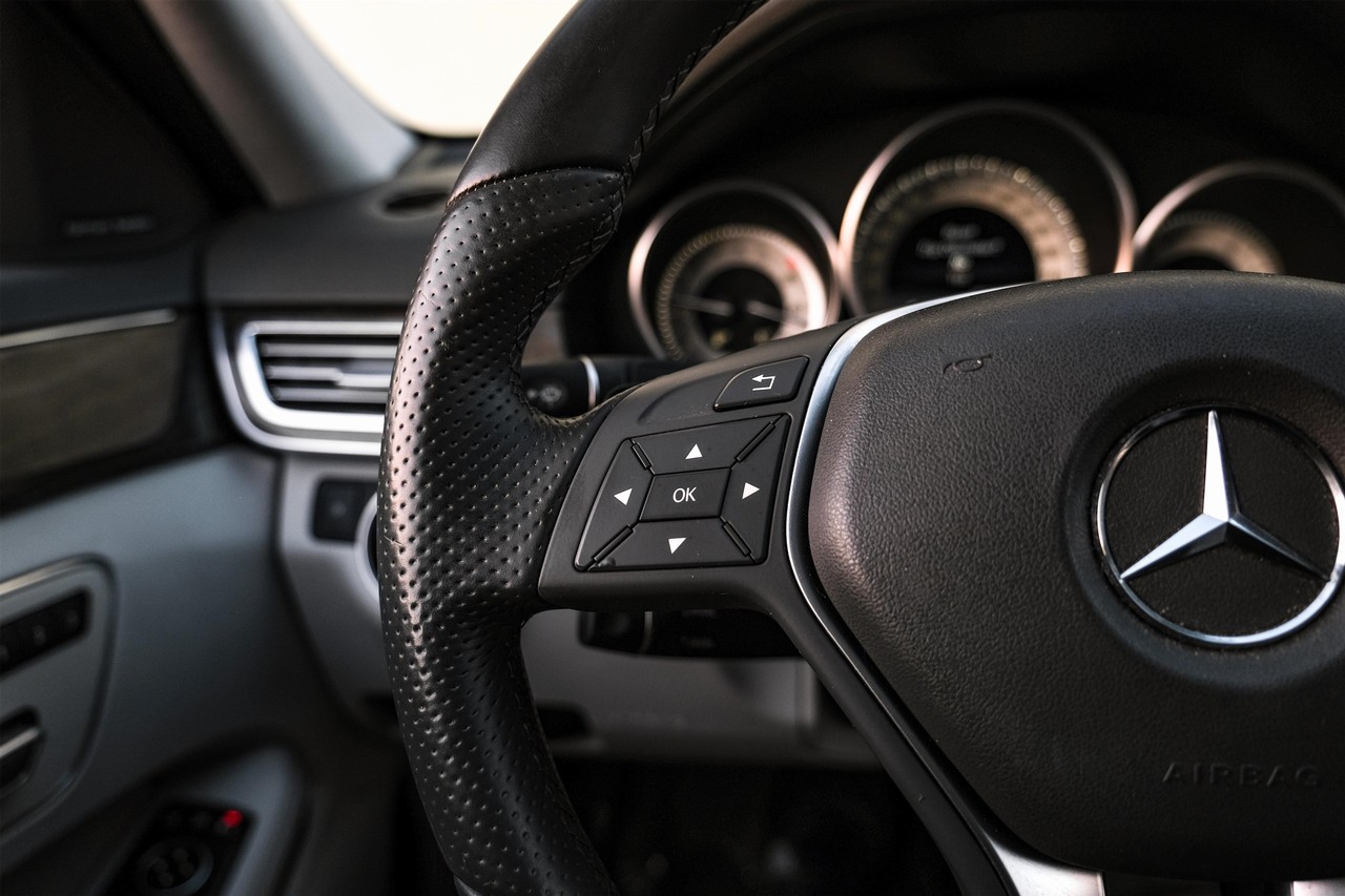 Mercedes-Benz E-Class Vehicle Main Gallery Image 17