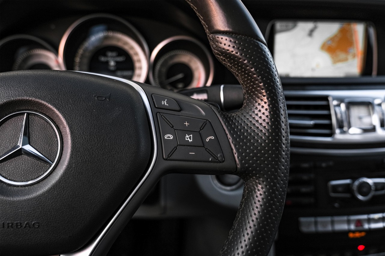 Mercedes-Benz E-Class Vehicle Main Gallery Image 18