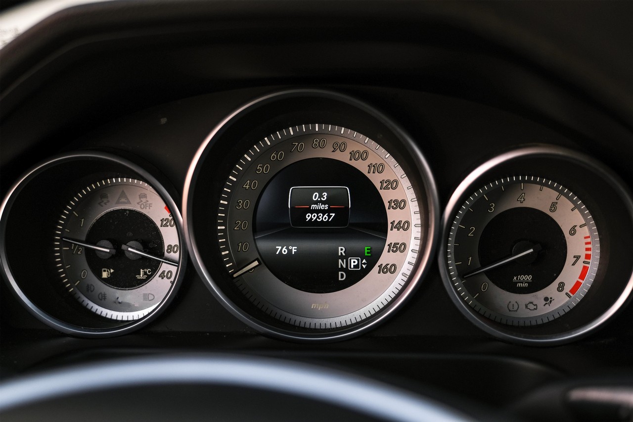 Mercedes-Benz E-Class Vehicle Main Gallery Image 19