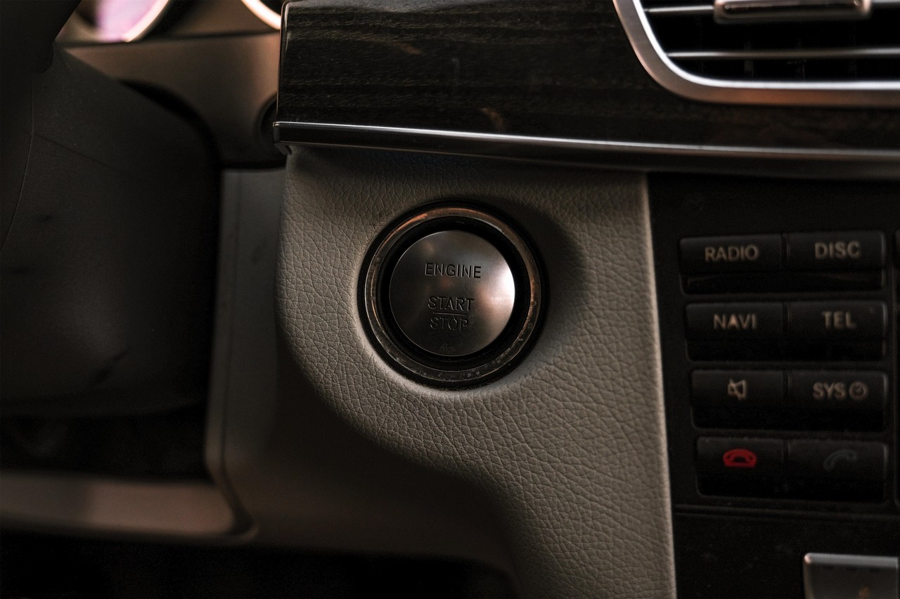 Mercedes-Benz E-Class Vehicle Main Gallery Image 21