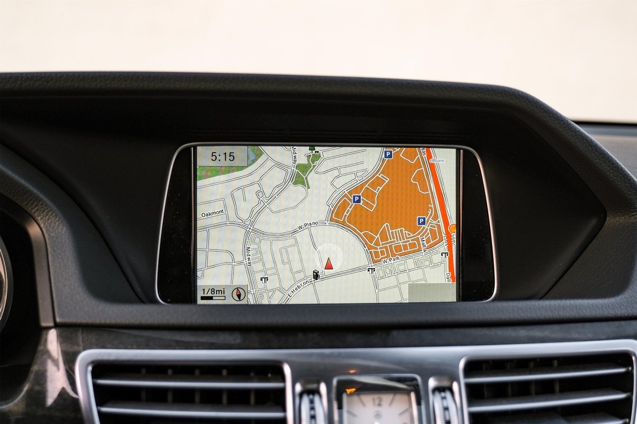 Mercedes-Benz E-Class Vehicle Main Gallery Image 22