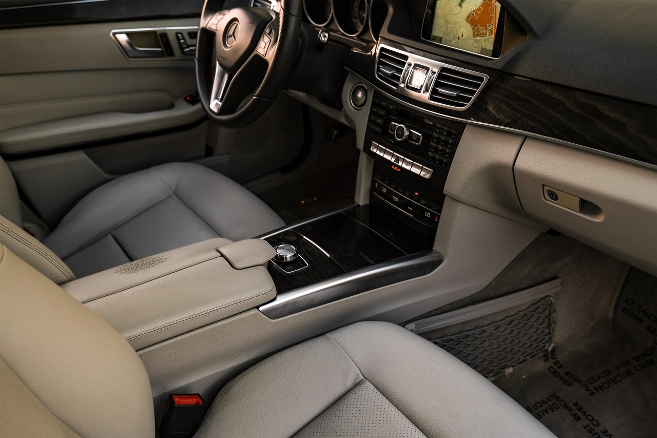 Mercedes-Benz E-Class Vehicle Main Gallery Image 23