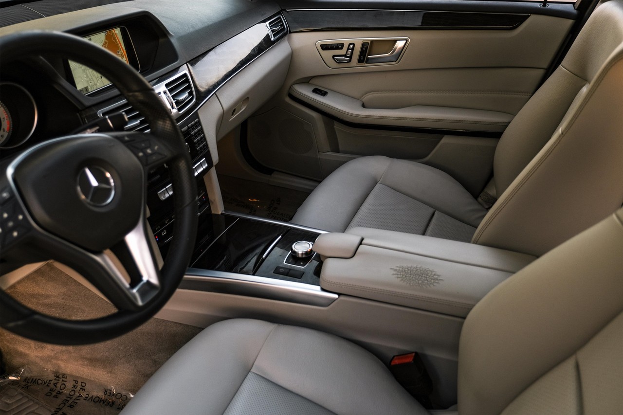 Mercedes-Benz E-Class Vehicle Main Gallery Image 24