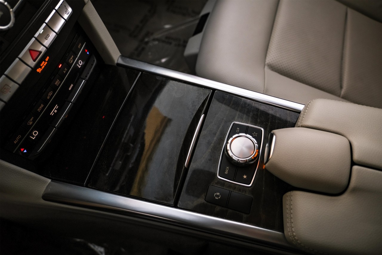 Mercedes-Benz E-Class Vehicle Main Gallery Image 25