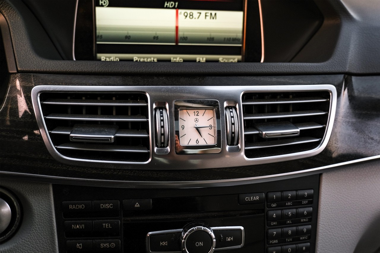 Mercedes-Benz E-Class Vehicle Main Gallery Image 26