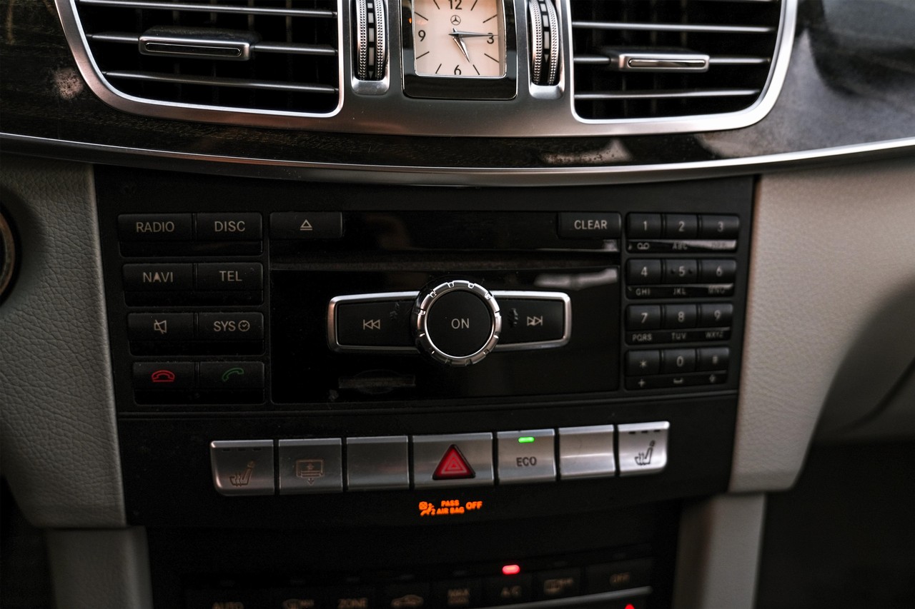 Mercedes-Benz E-Class Vehicle Main Gallery Image 27