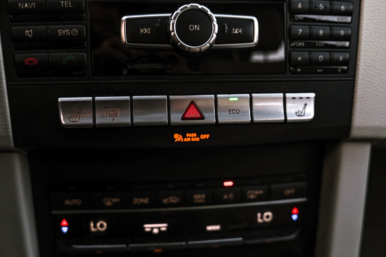 Mercedes-Benz E-Class Vehicle Main Gallery Image 28