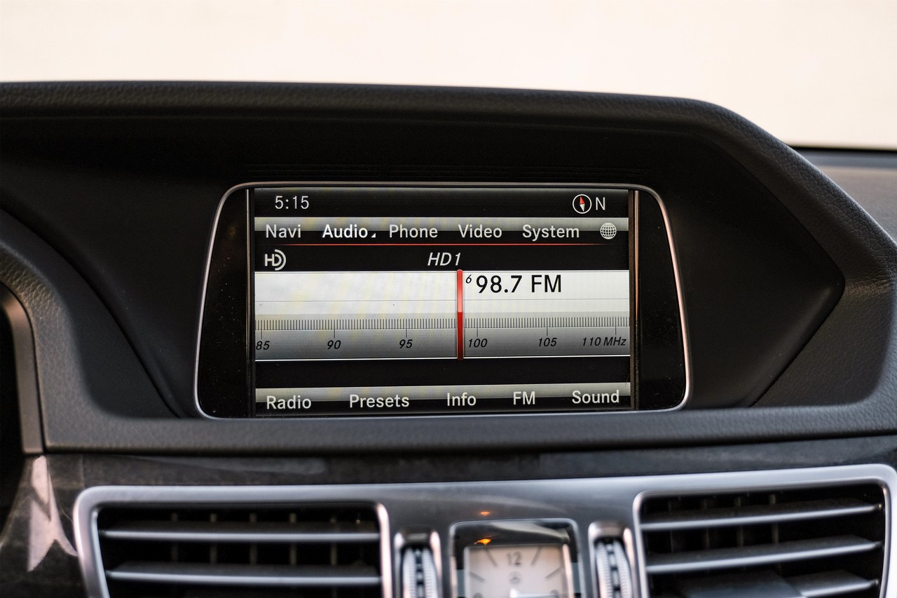 Mercedes-Benz E-Class Vehicle Main Gallery Image 29