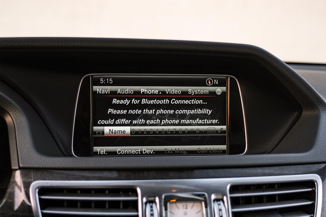 Mercedes-Benz E-Class Vehicle Main Gallery Image 30