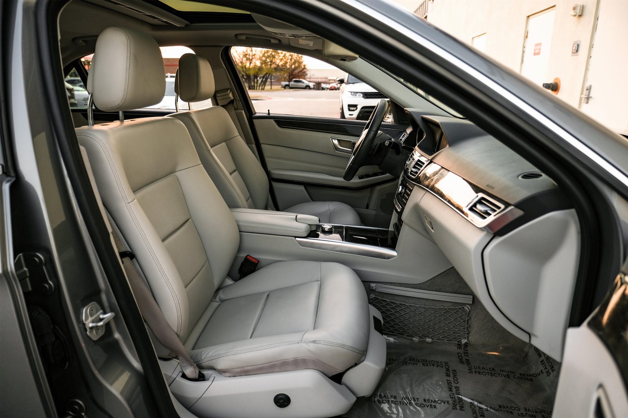 Mercedes-Benz E-Class Vehicle Main Gallery Image 32