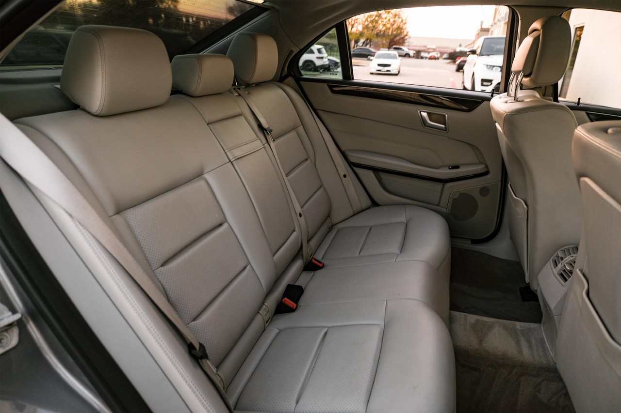 Mercedes-Benz E-Class Vehicle Main Gallery Image 34